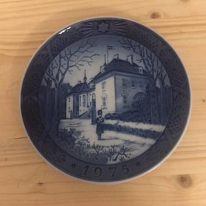 Royal Copenhagen, Christmas plate, 1975. The queens Christmas residence. EUC‎